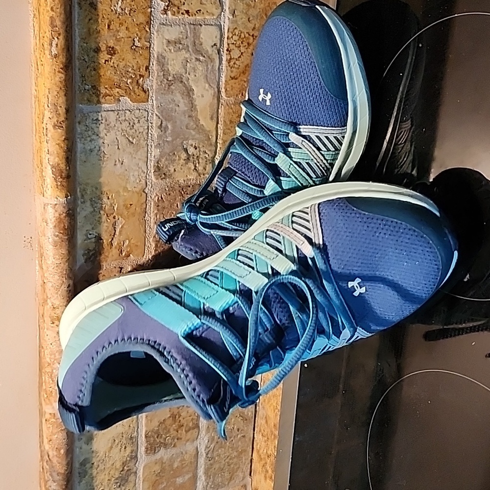 Under Armour size 4 tennis shoes